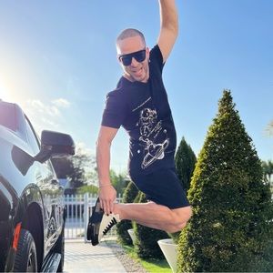 FrakeUs->tshirt->All sizes->60% cotton and 40% polyester.